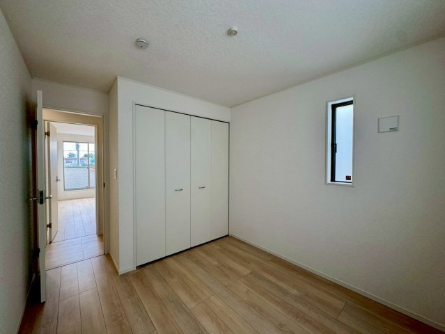 クレイドルガーデンうるま市石川 第７・４号棟の洋室|二面採光の２階洋室5.2帖②クローゼット収納付き