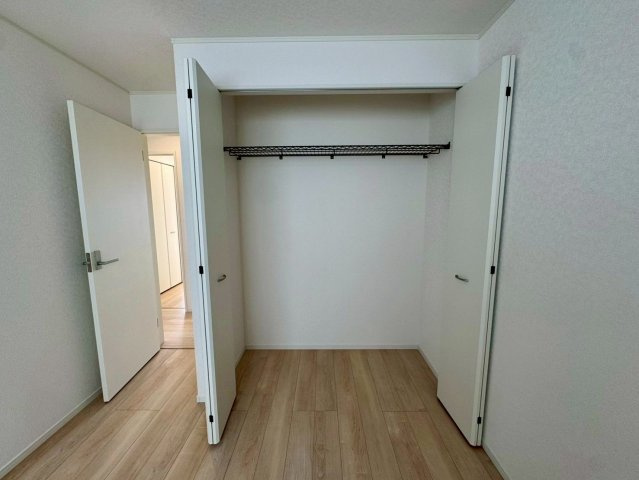 クレイドルガーデンうるま市石川 第７・４号棟の収納|２階洋室5.2帖②に設置されたクローゼット収納