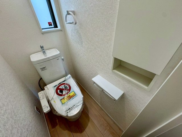 クレイドルガーデンうるま市石川 第７・４号棟のトイレ|２階トイレ・換気窓＆便利な収納棚付き／温水洗浄便座