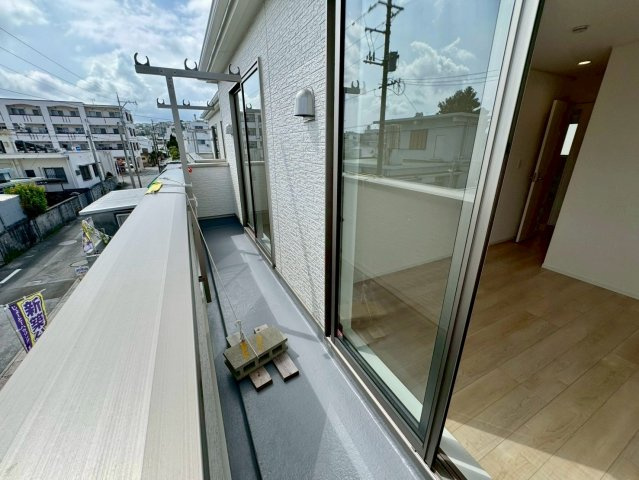 クレイドルガーデンうるま市石川 第７・４号棟のバルコニー|二部屋続きの幅広バルコニー