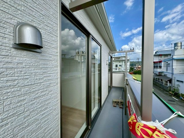 クレイドルガーデンうるま市石川 第７・４号棟のバルコニー|二部屋続きの幅広バルコニー