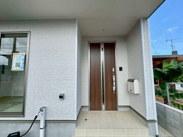 クレイドルガーデンうるま市石川 第７・４号棟の玄関|屋根付きで置き配スペースも確保できる玄関ポーチ／人感センサー付き玄関灯・TVモニター付きインターフォン・防犯カメラ