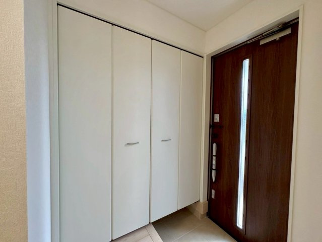 クレイドルガーデンうるま市石川 第７・４号棟の収納|可動式棚付きで収納力抜群のシューズクローゼット