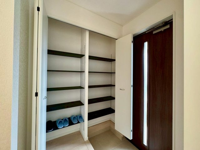 クレイドルガーデンうるま市石川 第７・４号棟の収納|可動式棚付きで収納力抜群のシューズクローゼット