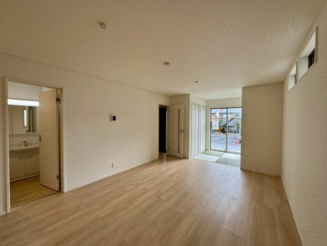 クレイドルガーデンうるま市石川 第７・４号棟の居間・リビング|明るく広々としたLDK16帖＋タタミコーナー３帖