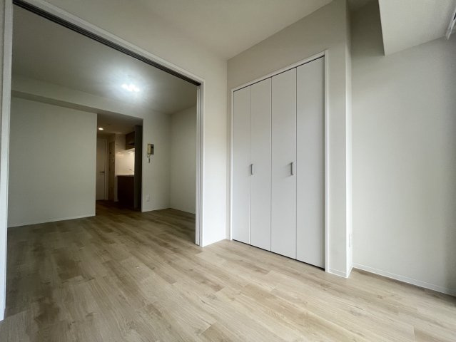 インプループ三宮イースト（旧パークサイド春日野道駅前）の居間・リビング