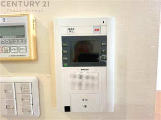 訪問者が来たときにテレビ画面で確認できるため、安心してドアを開けられます。録画機能があるものもあり、留守中に来訪者を記録しておくことができます。利便性が高く、セキュリティ面でも安心です。