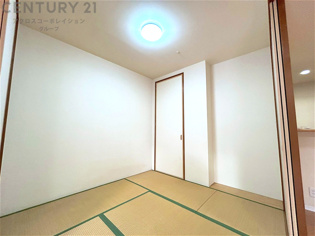 リビング横の和室スペースはリビングと続きで利用してもデザイン性のとれる洋風和室になります。やっぱり一室は欲しい和室は客間や小さなお子様の寝かせ付けなどにも便利です。
