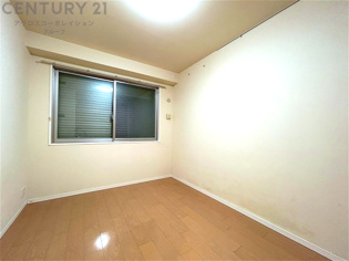 明るい色合いのフローリングとクロスを使用した洋室は家具やインテリアとも調和しやすく空間が広く感じられ開放感を生み出します。自然光を効果的に反射し、室内を明るく保つため、日中の照明使用を抑えられます。