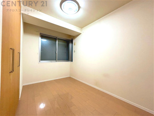 寝室…リラックスできるプライベート空間で、快適な睡眠をサポート。個人の好みに合わせたインテリアや寝具で心地良さを追求。プライベートな時間を過ごし、リフレッシュする場所におすすめです。