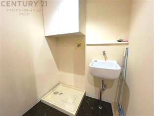 洗濯物の仕分け作業がしやすく、整理整頓が容易になります。洗濯音や湿気を他の部屋に持ち込まず、生活環境を快適に保ちます。上部を活用すれば収納スペースを確保でき洗剤や洗濯用品の整理もしやすくなります。