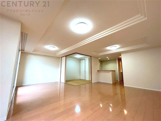 キッチン前のダイニングスペース　カウンターキッチンから料理の受け渡し等に便利です。ダイニングセットを置いても十分な広さを確保。