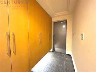 大きな玄関収納付きの玄関です　家族皆様の履物をしっかり収納できます
