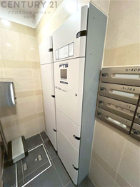 宅配ボックスは荷物の受け取りや配達が便利で安全です。不在時でも荷物が確保され、盗難や損傷のリスクが減少。受け取り時間の柔軟性が向上。外出先からでも荷物の受け取りや預けが可能となります。