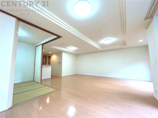 リビングダイニングは家族や友人とのコミュニケーションを楽しむ場所でくつろぎながら食事や会話を楽しめ、多目的に利用できリラックスできる空間です。家庭内の中心として機能し、快適な生活をサポートします。