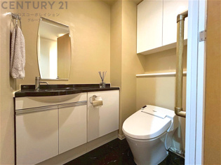 温水洗浄便座付トイレは温水洗浄機能により、暖かい水でおしりを洗浄することができ、冷たい水を使う従来の便座に比べ、温水洗浄機能で暖かいトイレを提供し、快適な使用を可能にします。