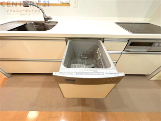 手洗いに比べて時間や労力を節約できることです。また、高温のお湯で洗浄されるため、雑菌や細菌を殺菌する効果もあります。さらに、乾燥機能があるため、手で拭く手間も省け衛生的に保管できます。