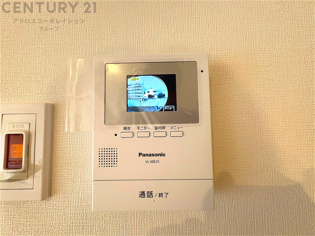 訪問者が来たときにテレビ画面で確認できるため、安心してドアを開けられます。録画機能があるものもあり、留守中に来訪者を記録しておくことができます。利便性が高く、セキュリティ面でも安心です