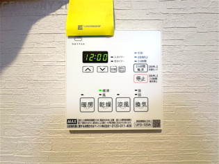 常に新鮮な空気を室内に供給し、室内の換気を効果的に行います。湿気やニオイ等を排出し、健康な環境を維持。快適な室内温度と湿度を調整し、エネルギー効率も向上。居住空間の快適性と健康面の改善が期待できます。