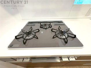 多数の調理器具を同時に使用でき、料理の効率化が可能。省エネで節約になり、様々な料理スタイルに適応できます。また、火力調整が独立しており、手入れや掃除もしやすく、今よりもっとお料理が楽しくなるかも。