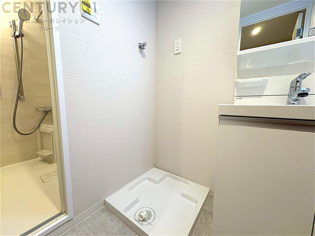 洗濯物の仕分け作業がしやすく、整理整頓が容易になります。洗濯音や湿気を他の部屋に持ち込まず、生活環境を快適に保ちます。上部を活用すれば収納スペースを確保でき洗剤や洗濯用品の整理もしやすくなります。