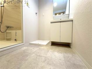 衣服の収納や脱ぎ着や整理整頓がしやすく、湿った衣類を乾燥させるスペースがありカビや臭いの発生を防ぎます。床の汚れを他の部屋に持ち込まず清潔を保つことができます。また快適な入浴環境の整備にも役立ちます。