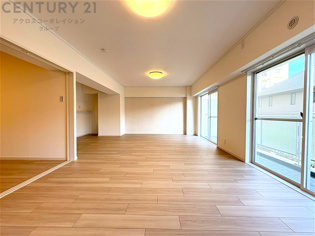 キッチン前のダイニングスペース　カウンターキッチンから料理の受け渡し等に便利です。ダイニングセットを置いても十分な広さを確保。