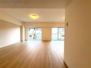 キッチン前のダイニングスペース　カウンターキッチンから料理の受け渡し等に便利です。ダイニングセットを置いても十分な広さを確保。