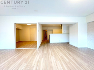 リビングダイニングは家族や友人とのコミュニケーションを楽しむ場所でくつろぎながら食事や会話を楽しめ、多目的に利用できリラックスできる空間です。家庭内の中心として機能し、快適な生活をサポートします。