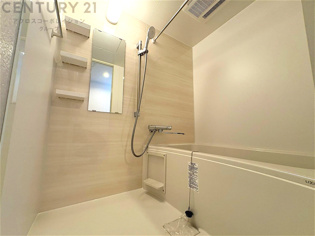 ユニットバスは省スペースでありながら、シンプルな設計と使いやすさを備え、簡便なメンテナンスが可能です。またミラー・小物置き場もあり便利です。