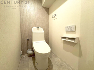 温水洗浄便座付トイレは温水洗浄機能により、暖かい水でおしりを洗浄することができ、冷たい水を使う従来の便座に比べ、温水洗浄機能で暖かいトイレを提供し、快適な使用を可能にします。