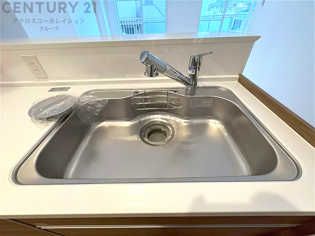 大きなシンクでお鍋などの大きな調理器具を洗う際にも便利です。
