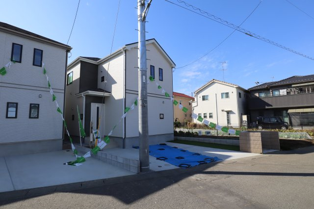 仲介手数料無料　伊奈町西小針1丁目　新築戸建　全６棟の前面道路含む現地写真