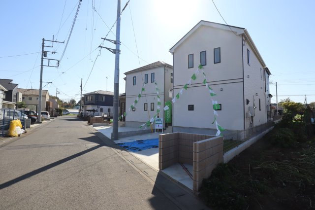仲介手数料無料　伊奈町西小針1丁目　新築戸建　全６棟の前面道路含む現地写真