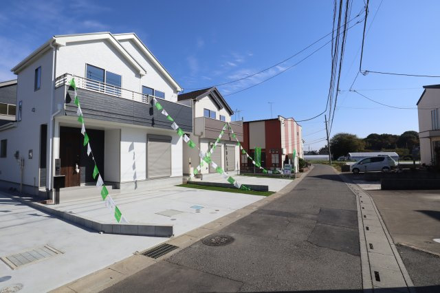 仲介手数料無料　伊奈町西小針1丁目　新築戸建　全６棟の前面道路含む現地写真