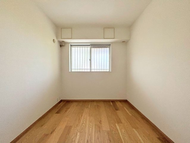 ハイツ東戸塚1号棟の洋室|◆子どものスタディ空間として、あるいは書斎やホビールームとして生活スタイルに合わせて使えるプライベートルーム。居心地のいい落ち着いたインテリアが似合います。
