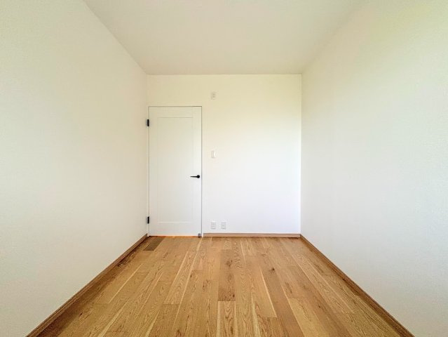 ハイツ東戸塚1号棟の洋室|◆感性を育むプライベートルームはシンプルでスマートな空間。好みの空間で読書をしたり、音楽を聞いたりと一人の時間も充実したものにできます。
