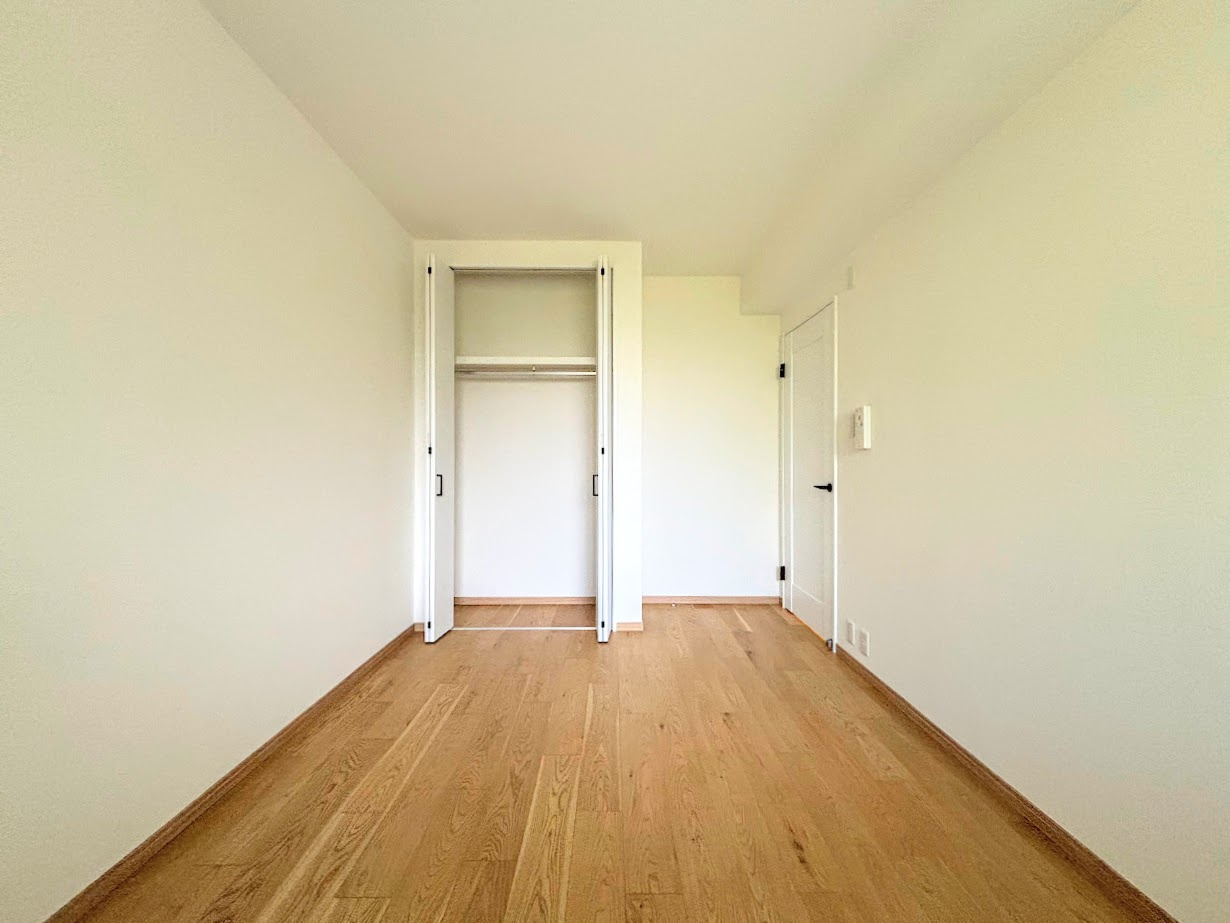 ハイツ東戸塚1号棟の洋室|◆暮らし心地を大きく左右する収納を、適材適所に配置し使い勝手を考慮しました。空間を余すところなく有効利用した収納は生活空間をより上質なものにしてくれるでしょう。
