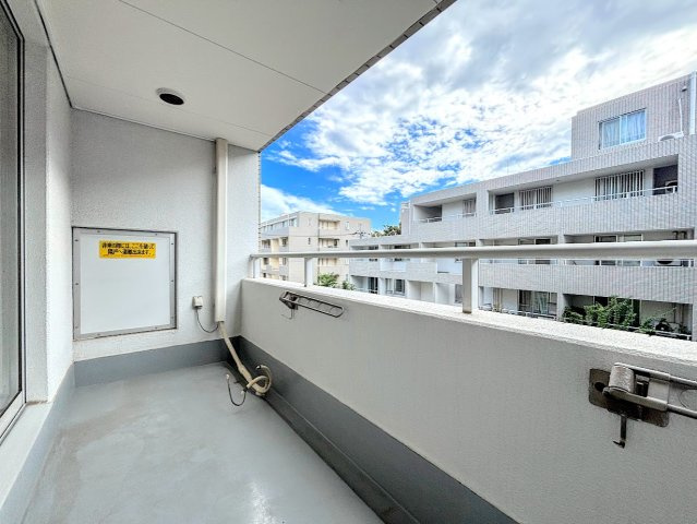 ハイツ東戸塚1号棟のバルコニー|◆日当たり良好なバルコニー！毎日のお洗濯にも嬉しいですね！
