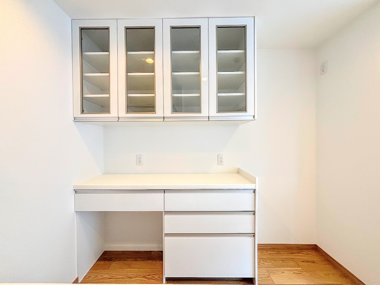 ハイツ東戸塚1号棟の収納|◆散らかりやすいキッチン周りには嬉しい収納棚。常に整理整頓を意識しなくてもキレイを保てます。
