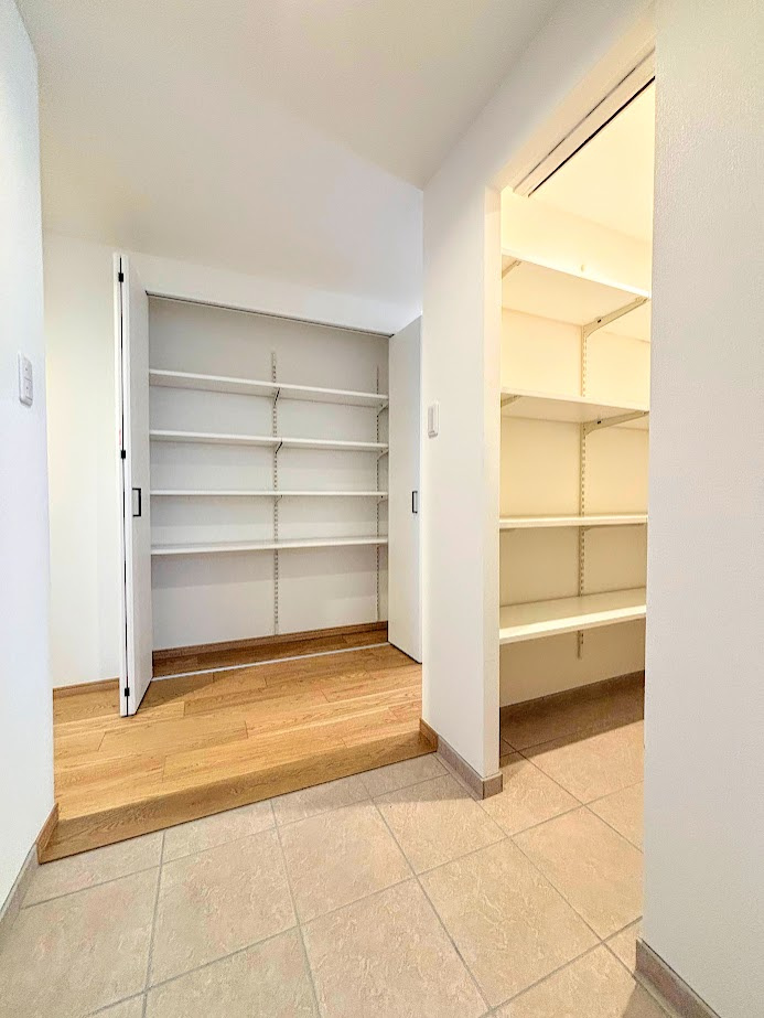 ハイツ東戸塚1号棟の収納|◆明るい玄関です！散らかりやすい玄関もスッキリする大容量のシューズボックス付き。
