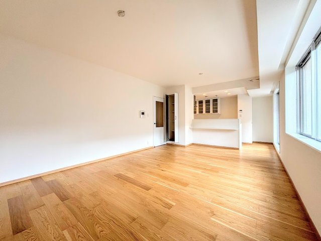 ハイツ東戸塚1号棟の居間・リビング|◆ご家族の会話がはずむ、開放的なＬＤＫです。休日はお陽さまの光をたっぷりととりこめるぽかぽかリビングで過ごしませんか？
