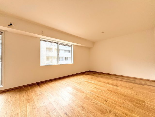 ハイツ東戸塚1号棟の居間・リビング|◆広々としたリビング・ダイニングは、シックでモダンな内装。落ち着いた雰囲気に包まれて、伸びやかな空間のなかで、ゆったりと家族団らんのひとときを過ごせます。
