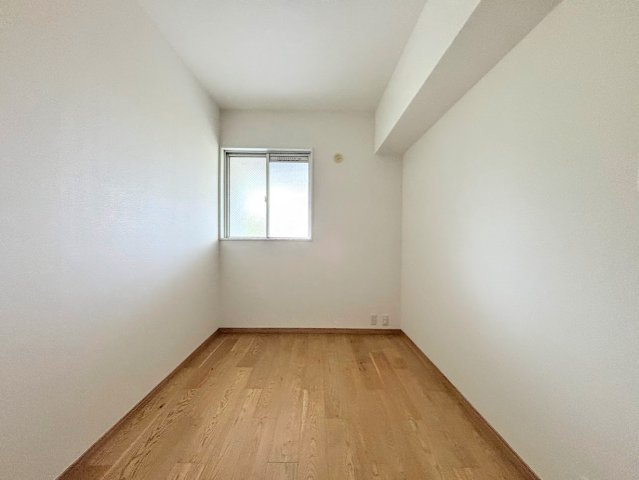 ハイツ東戸塚1号棟の洋室|◆柔らかい陽光が差し込む明るいお部屋を演出する設計。彩光の取れる窓が気持ちの良いお部屋を創り上げます。
