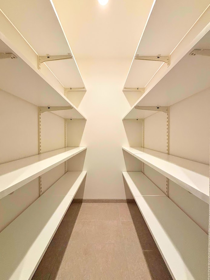 ハイツ東戸塚1号棟の収納|◆玄関には大型シューズクローク！靴以外のベビーカーや子どものスポーツ用品等入れておけるシューズインクローゼットを設置しました！
