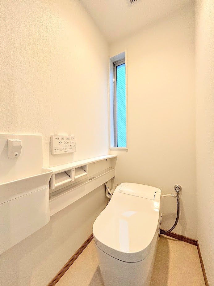 ハイツ東戸塚1号棟のトイレ|◆清潔感のある白を基調とした落ち着ける空間。小窓をもうけていますので、こもりやすい空気の入れ替えも簡単に行えますね！
