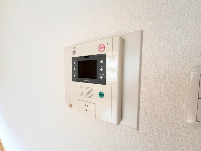 ハイツ東戸塚1号棟のセキュリティ|◆玄関に行かなくても来訪者が確認でき、ハンズフリーで会話をすることが出来ます。モニターを確認する事によって防犯効果も高まります。
