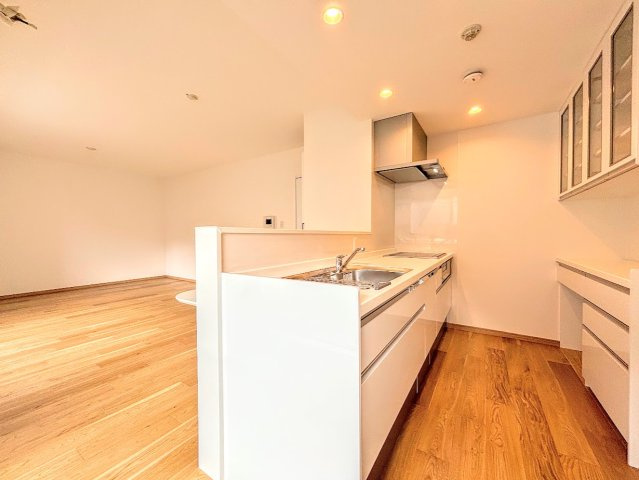 ハイツ東戸塚1号棟のキッチン|◆キッチンからダイニングやリビングが見渡せるキッチン。料理をしながら家族とコミュニケーションをとれるだけでなく、大きな開放感も得られることができます。
