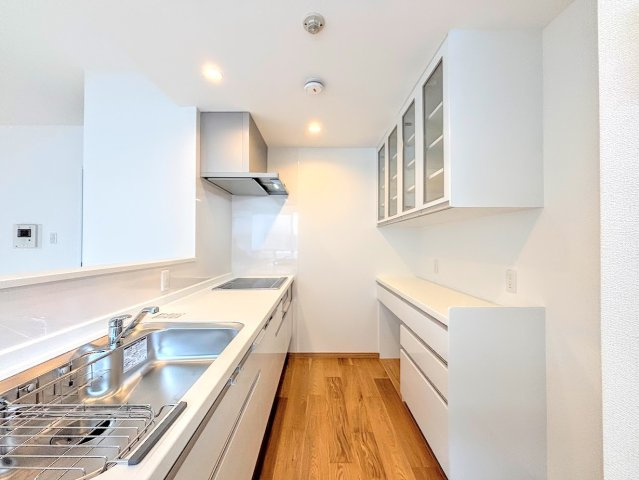 ハイツ東戸塚1号棟のキッチン|◆デザイン性と機能性を兼ね備えたキッチンです。リビングスペースとの一体感が生まれ、広々空間を演出してくれます。
