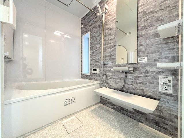 ハイツ東戸塚1号棟の浴室|◆お子様と一緒にバスタイムを楽しめる広々空間。浴室乾燥機付で心地よいバスタイムを実現します。
